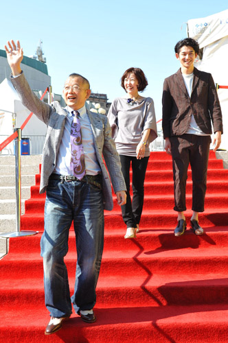 左から笑福亭鶴瓶、西川美和監督、瑛太。今回の公式上映ではレッドカーペット・セレモニーがないと知った失意の3人。「気分だけでも！」とレッドカーペットに立って「記念写真」