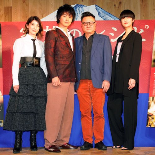 左からジネット・アウ、斎藤工、エリック・クー監督、シシド・カフカ