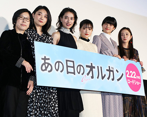 左から平松恵美子監督、三浦透子、戸田恵梨香、大原櫻子、佐久間由衣、堀田真由