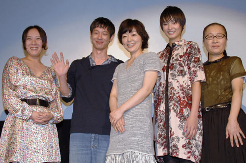 左から大森美香監督、加瀬亮、小林聡美、伽奈、もたいまさこ