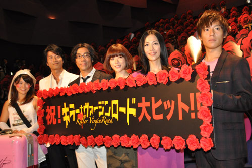 左から、この映画の宣伝行脚をしてきた福田彩乃、寺脇康文、岸谷五朗、上野樹里、木村佳乃、小出恵介