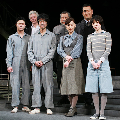 前列左から橋本良亮、堤真一、斉藤由貴、シム・ウンギョン。後列左からウィル・タケット、外山誠二、小手伸也