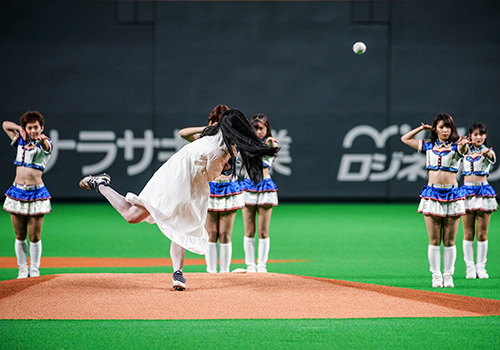 貞子が4度目の始球式に登板！見事な投球にどよめき
