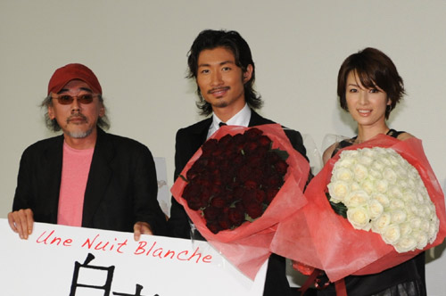 左から小林政広監督、眞木大輔、吉瀬美智子。眞木と吉瀬が手にしているのは、タイトルにかけて監督から贈られた108（びゃくや）本のバラ