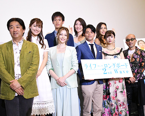 前列左から喜多一郎監督、森高愛、香里奈、吉沢悠、馬場ふみか、竹中直人。後列左から立石ケン、松原奈佑、南美沙
