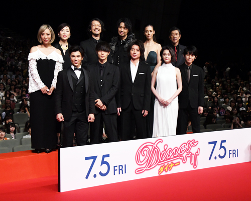 上段左から蜷川実花監督、真矢ミキ、金子ノブアキ、斎藤工、土屋アンナ、奥田瑛二
下段左から武田真治、窪田正孝、藤原竜也、玉城ティナ、本郷奏多