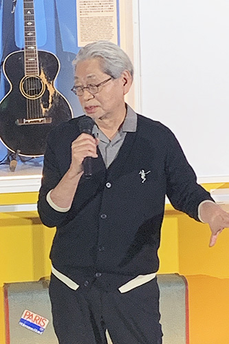 細野晴臣、50周年記念展に出席。今も使ってるギター展示に「なくて困ってる」