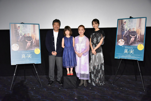 左から是枝監督、佐々木みゆ、宮本信子、宮崎あおい