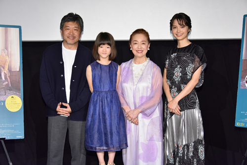 左から是枝監督、佐々木みゆ、宮本信子、宮崎あおい