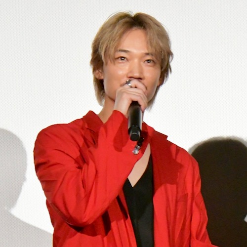 明るい服で盛り上げようとした村上虹郎、綾野剛の真っ赤なスーツに…