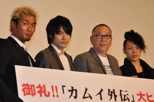 写真左から、坂口憲二の兄で総合格闘家の坂口征夫、松山ケンイチ、崔洋一監督、コンテンポラリーダンサーの森山開次