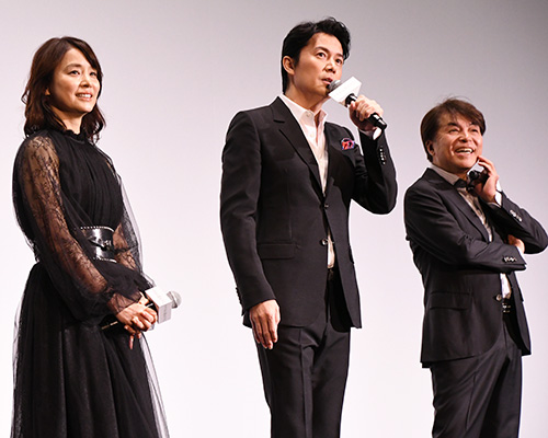 左から石田ゆり子、福山雅治、西谷弘監督