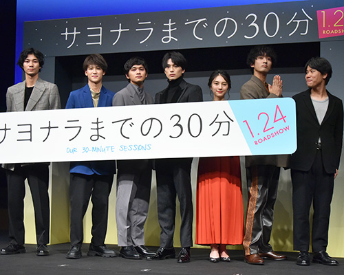 左から清原翔、葉山奨之、北村匠海、新田真剣佑、久保田紗友、上杉柊平、萩原健太郎監督