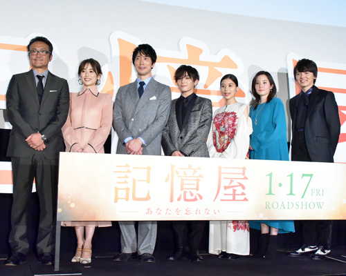 左から平川雄一朗監督、泉里香、佐々木蔵之介、山田涼介、芳根京子、蓮佛美沙子、濱田龍臣