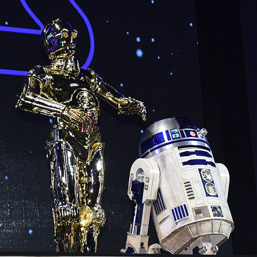 左から、C-3POとR2-D2