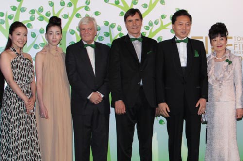 グリーンカーペットにて。鳩山首相夫妻（写真右）と並ぶ『オーシャンズ』一行