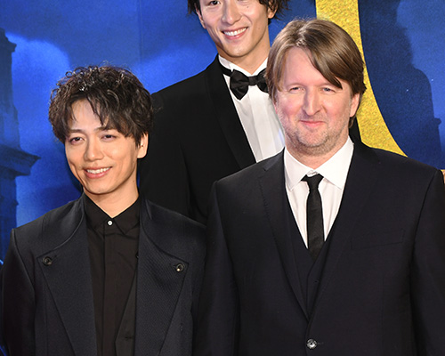 山崎育三郎（左）とトム・フーパー監督（右）
