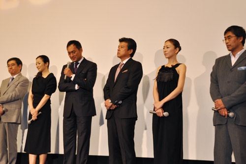 左から石坂浩二、鈴木京香、渡辺謙、三浦友和、松雪泰子、岩松節朗