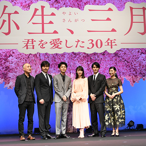 左から遊川和彦監督、小澤征悦、成田凌、波瑠、岡田健史、黒木瞳