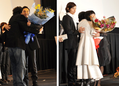 左：再会を喜び合うポン・ジュノ監督（左）と香川照之（右）／右：左からウォンビン、キム・ヘジャ、鳩山夫人