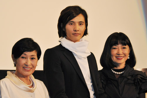 左からキム・ヘジャ、ウォンビン、鳩山幸内閣総理大臣夫人