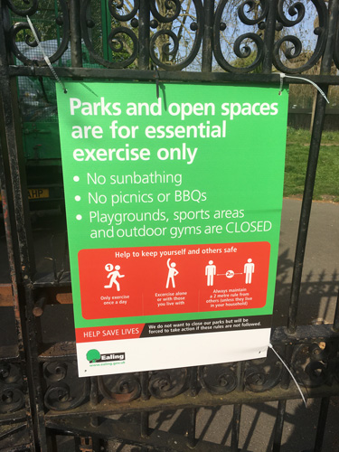 公園の入り口には「公園は運動目的にのみ利用を。日光浴・ピクニック・バーベキューは禁止」という注意書き（ロンドン）