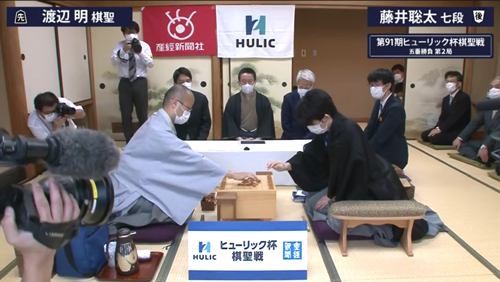 第91期棋聖戦・第2局に臨む渡辺明棋聖（左）と藤井聡太七段（右）