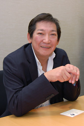 佐野哲章（Sano Noriaki）……（ソニー・ピクチャーズ エンタテインメント 代表執行役員／映画部門日本代表）。1957年生まれ。79年に日本ヘラルド宣伝部に入社。国際部・関西営業部を歴任。91年ベストロン映画アジア地区代表取締役を経て、93年アスキー・ピクチャーズ社長に就任。94年にポリグラム極東地区担当マネージング・ディレクター、95年にウォルト・ディズニー・インターナショナル・ジャパン（株）「ブエナビスタインターナショナルジャパン」日本代表を経て現在に至る。