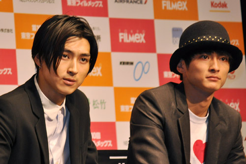 松田翔太（左）と高良健吾（右）