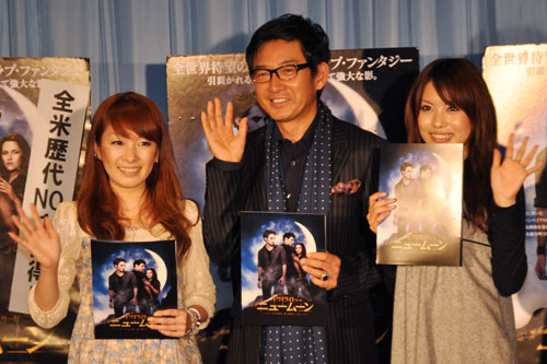 ミスキャンパスに挟まれ、満面の笑みを浮かべる石田純一(中央)。左が吉森奈々、右が早川茉希