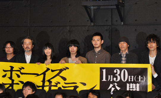 左から花沢健吾、リリー・フランキー、黒川芽以、峯田和伸、松田龍平、小林薫、三浦大輔監督
