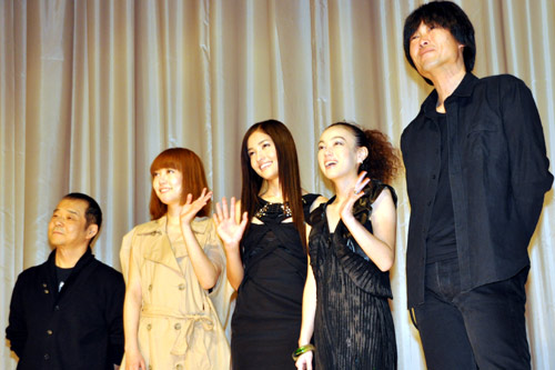 左から押井守監督、菊地凛子、黒木メイサ、佐伯日菜子、藤木義勝