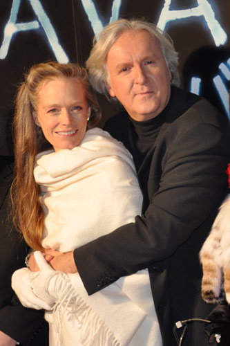 ｢タイタニック｣の2人を思わせるラブラブモードで撮影にのぞむジェームズ・キャメロン監督(右)と妻のスージー・エイミス(左)