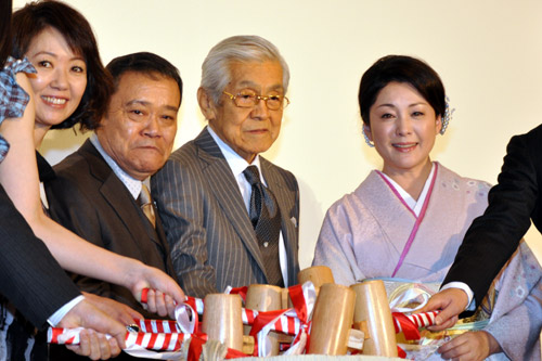 鏡割りをする登壇者たち。左から浅田美代子、西田敏行、三國連太郎、松坂慶子