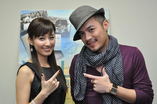 主人公のアガを演じたファン・イーチェン(右)と友子を演じた田中千絵(左)