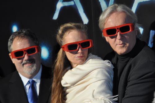 右からジェームズ・キャメロン監督、監督の愛妻のスージー・エイミス、プロデューサーのジョン・ランドー。来日イベントで、3Dメガネをかけた3人