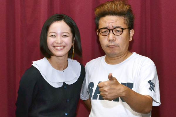 清野菜名（左）と園子温監督（右）