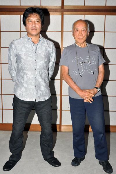杉本信昭監督（左）と谷川俊太郎（右）