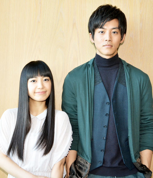 松坂桃李（右）とmiwa（左）