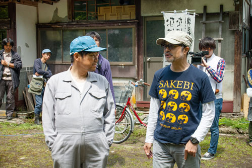撮影中の様子。阿部サダヲ（左）と松尾スズキ監督（右）
