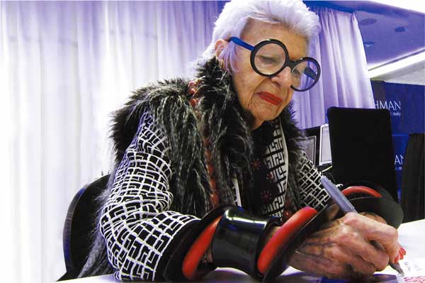 『アイリス・アプフェル！94歳のニューヨーカー』
(C)IRIS APFEL FILM, LLC.