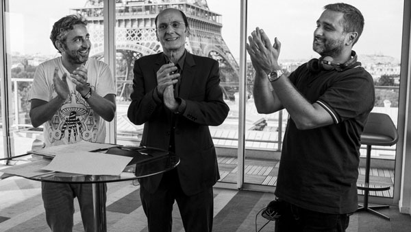 『セラヴィ！』撮影中の現場。左からエリック・トレダノ監督、主演のジャン＝ピエール・バクリ、オリヴィエ・ナカシュ監督