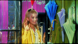 インテリア壁紙業界騒然！ 原色系ストライプ＆花柄のオンパレードの映画『シェルブールの雨傘』