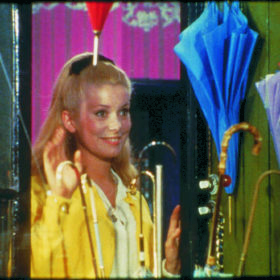 インテリア壁紙業界騒然！ 原色系ストライプ＆花柄のオンパレードの映画『シェルブールの雨傘』