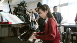 永野芽郁、実際にピアノを弾きながら落涙する演技に、ピアノ講師も感極まって…
