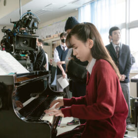 永野芽郁、実際にピアノを弾きながら落涙する演技に、ピアノ講師も感極まって…