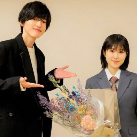 なにわ男子・道枝駿佑、W主演のパートナー福本莉子へサプライズの花束贈呈！