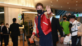 『ファンタビ』主役エディ・レッドメイン緊急来日！ 空港でファンに日本語で挨拶も