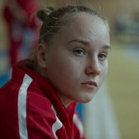 生きるために故郷ウクライナを去った15歳の体操少女が切り開く運命とは……