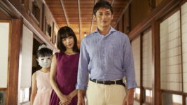 白仮面の少女、笑う玉木宏と桜井ユキ…みんなおかしい世にも奇妙な家族描く『この子は邪悪』場面写真